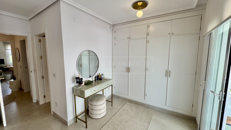 San Pedro de Alcantara, Casa adosada renovada en venta en la comunidad costera de Las Petunias, Playa de San Pedro