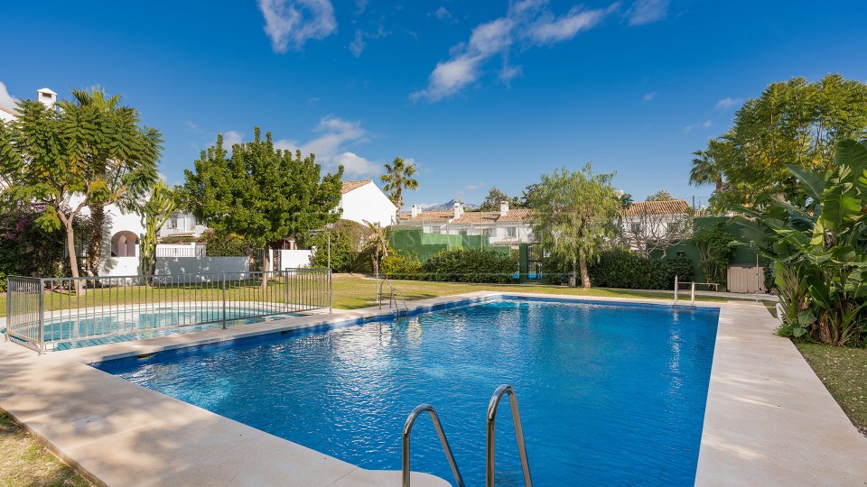San Pedro de Alcantara, Casa adosada renovada en venta en la comunidad costera de Las Petunias, Playa de San Pedro
