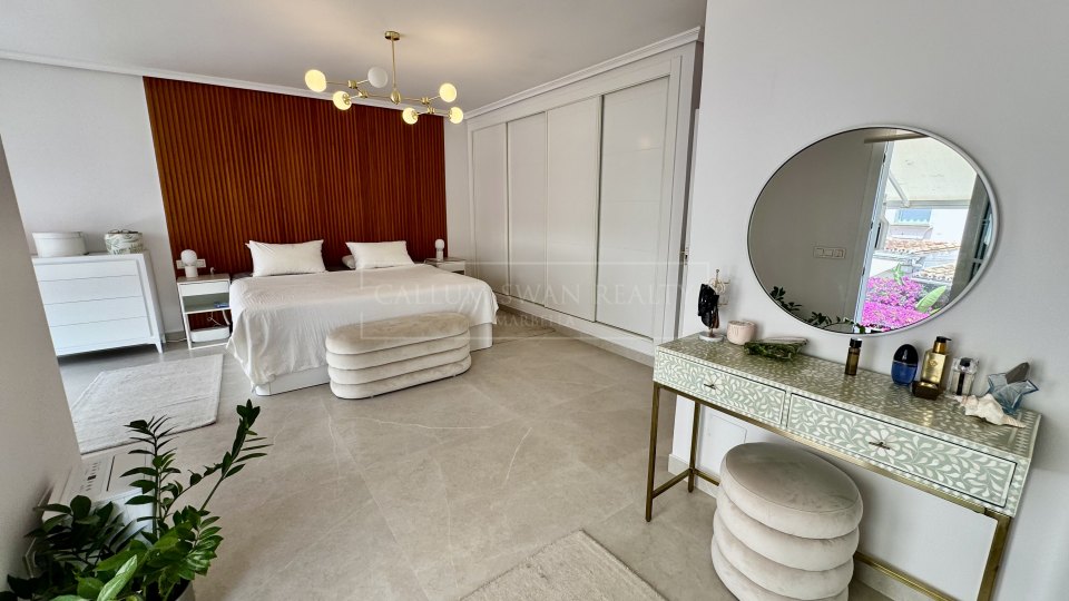 San Pedro de Alcantara, Casa adosada renovada en venta en la comunidad costera de Las Petunias, Playa de San Pedro