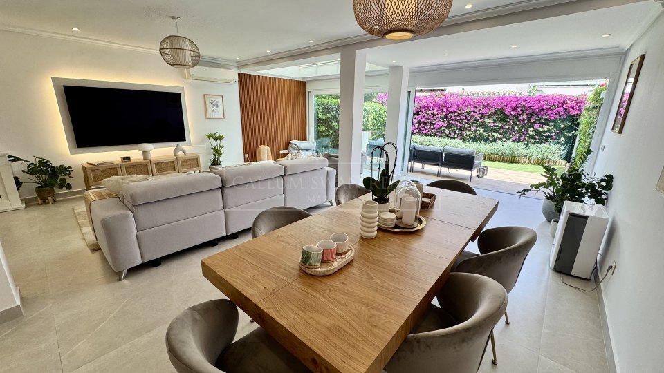 San Pedro de Alcantara, Casa adosada renovada en venta en la comunidad costera de Las Petunias, Playa de San Pedro
