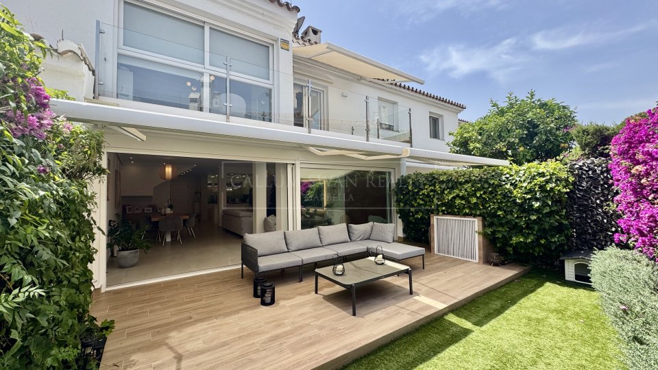 San Pedro de Alcantara, Casa adosada renovada en venta en la comunidad costera de Las Petunias, Playa de San Pedro