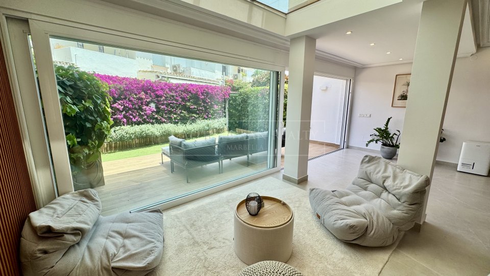 San Pedro de Alcantara, Casa adosada renovada en venta en la comunidad costera de Las Petunias, Playa de San Pedro