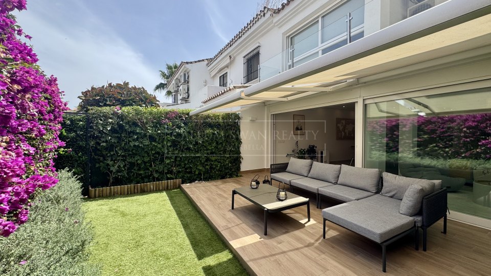 San Pedro de Alcantara, Casa adosada renovada en venta en la comunidad costera de Las Petunias, Playa de San Pedro