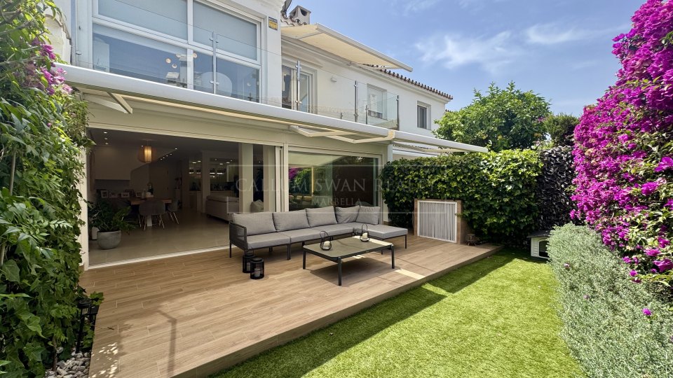 San Pedro de Alcantara, Casa adosada renovada en venta en la comunidad costera de Las Petunias, Playa de San Pedro