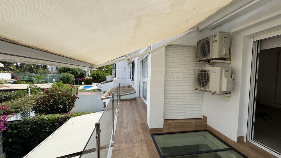San Pedro de Alcantara, Casa adosada renovada en venta en la comunidad costera de Las Petunias, Playa de San Pedro