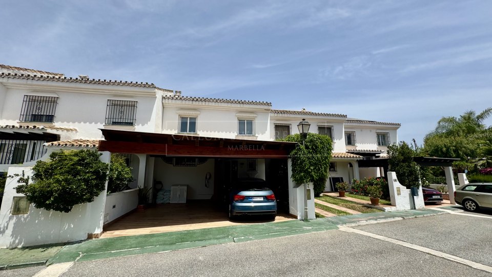 San Pedro de Alcantara, Casa adosada renovada en venta en la comunidad costera de Las Petunias, Playa de San Pedro