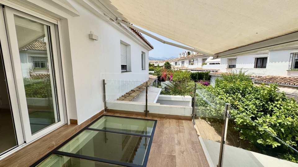 San Pedro de Alcantara, Casa adosada renovada en venta en la comunidad costera de Las Petunias, Playa de San Pedro