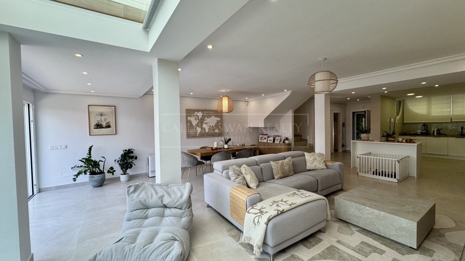 San Pedro de Alcantara, Casa adosada renovada en venta en la comunidad costera de Las Petunias, Playa de San Pedro