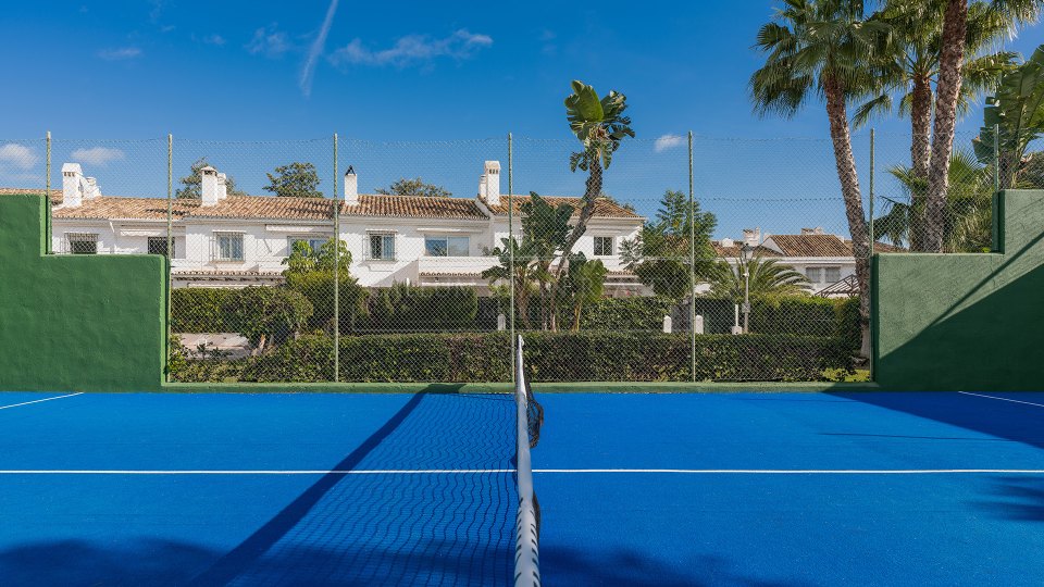 San Pedro de Alcantara, Casa adosada renovada en venta en la comunidad costera de Las Petunias, Playa de San Pedro