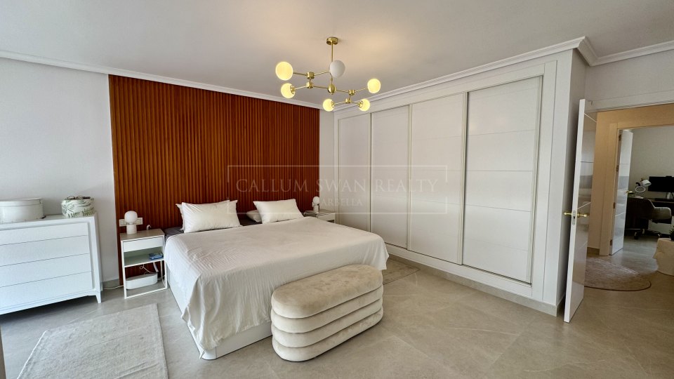 San Pedro de Alcantara, Casa adosada renovada en venta en la comunidad costera de Las Petunias, Playa de San Pedro