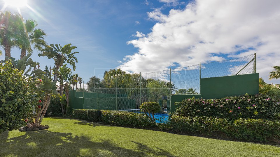 San Pedro de Alcantara, Casa adosada renovada en venta en la comunidad costera de Las Petunias, Playa de San Pedro