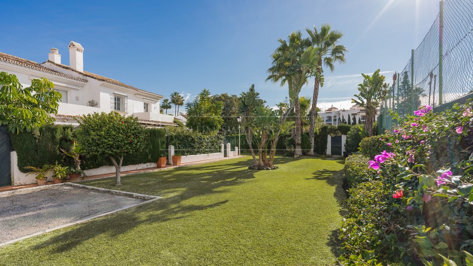 San Pedro de Alcantara, Casa adosada renovada en venta en la comunidad costera de Las Petunias, Playa de San Pedro