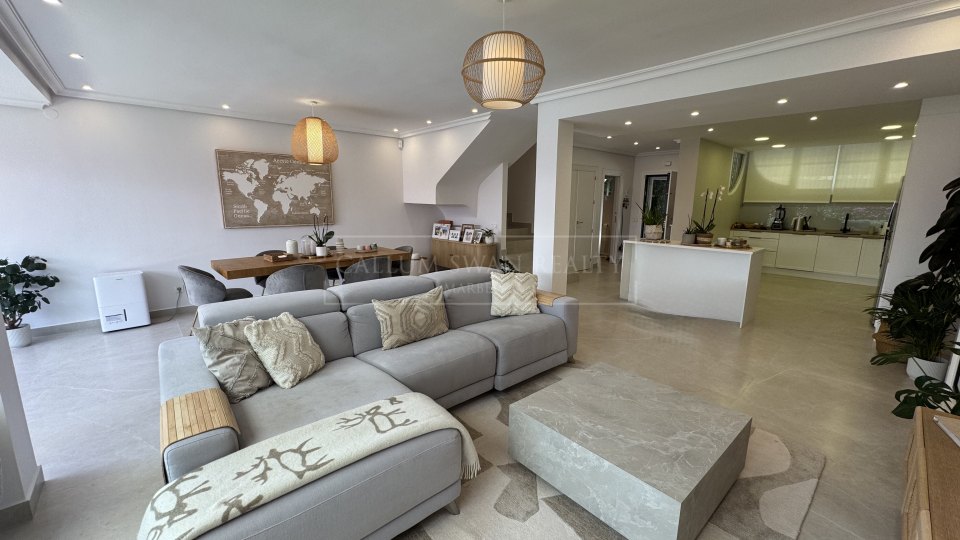 San Pedro de Alcantara, Casa adosada renovada en venta en la comunidad costera de Las Petunias, Playa de San Pedro