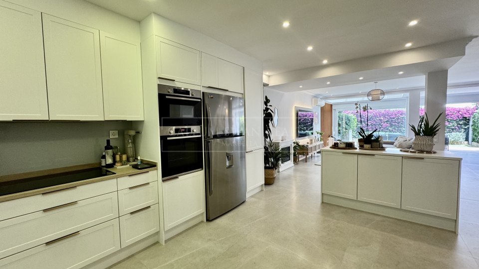 San Pedro de Alcantara, Casa adosada renovada en venta en la comunidad costera de Las Petunias, Playa de San Pedro