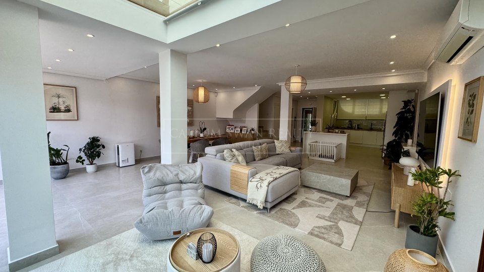 San Pedro de Alcantara, Casa adosada renovada en venta en la comunidad costera de Las Petunias, Playa de San Pedro