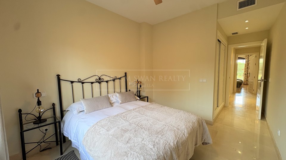 Benahavis, Apartamento de Jardín de Tres Dormitorios, Impecablemente Conservado, para Alquiler a Largo Plazo en La Finca, Los Arqueros