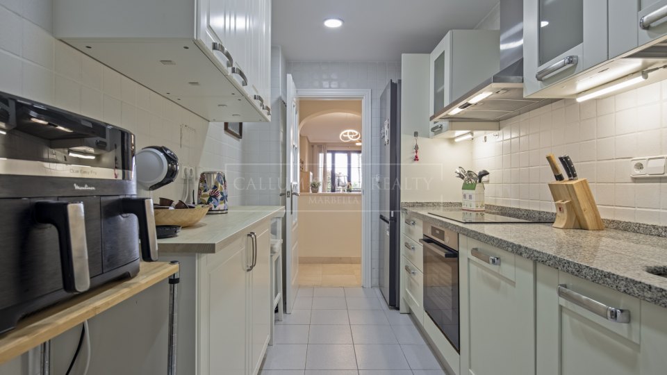 Benahavis, Apartamento de Jardín de Tres Dormitorios, Impecablemente Conservado, para Alquiler a Largo Plazo en La Finca, Los Arqueros