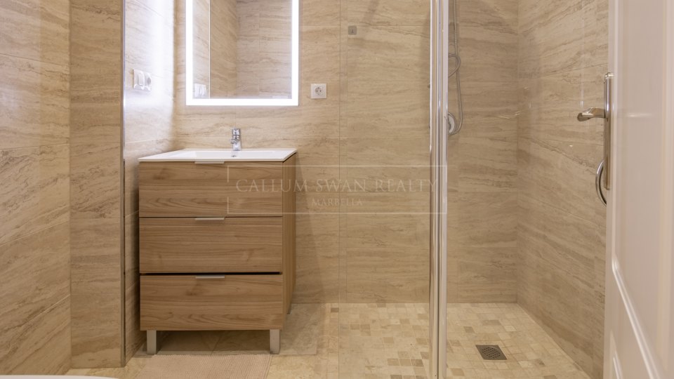 Benahavis, Apartamento de Jardín de Tres Dormitorios, Impecablemente Conservado, para Alquiler a Largo Plazo en La Finca, Los Arqueros