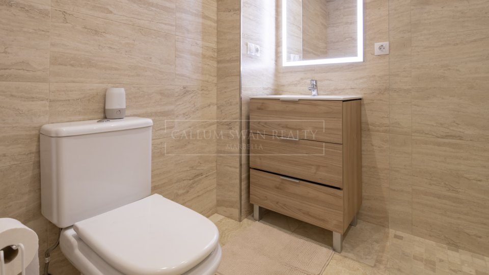 Benahavis, Apartamento de Jardín de Tres Dormitorios, Impecablemente Conservado, para Alquiler a Largo Plazo en La Finca, Los Arqueros