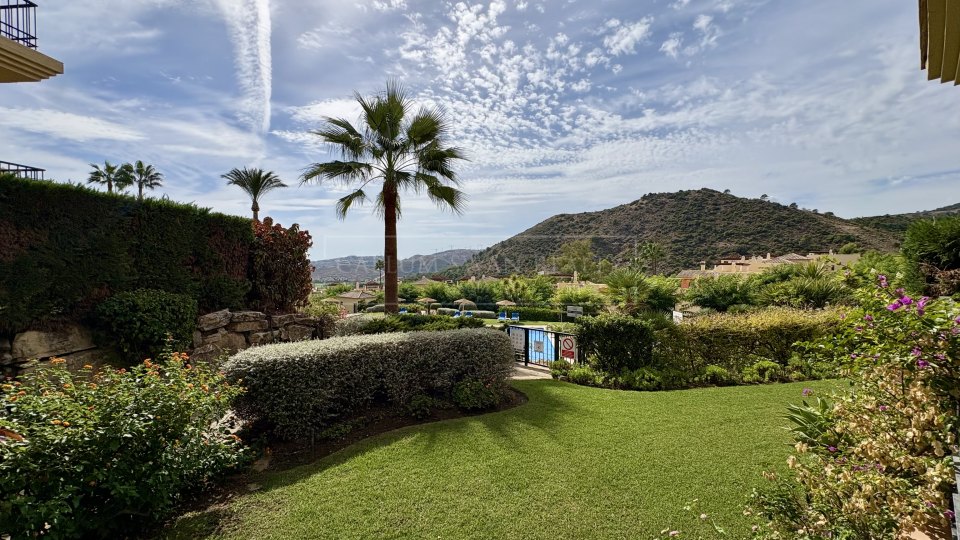 Benahavis, Apartamento de Jardín de Tres Dormitorios, Impecablemente Conservado, para Alquiler a Largo Plazo en La Finca, Los Arqueros