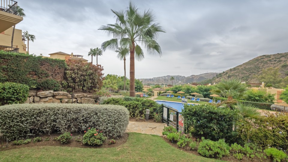 Benahavis, Apartamento de Jardín de Tres Dormitorios, Impecablemente Conservado, para Alquiler a Largo Plazo en La Finca, Los Arqueros