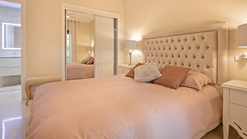 Benahavis, Apartamento de Jardín de Tres Dormitorios, Impecablemente Conservado, para Alquiler a Largo Plazo en La Finca, Los Arqueros