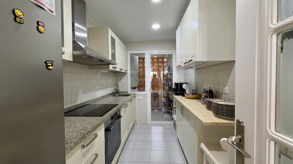 Benahavis, Apartamento de Jardín de Tres Dormitorios, Impecablemente Conservado, para Alquiler a Largo Plazo en La Finca, Los Arqueros
