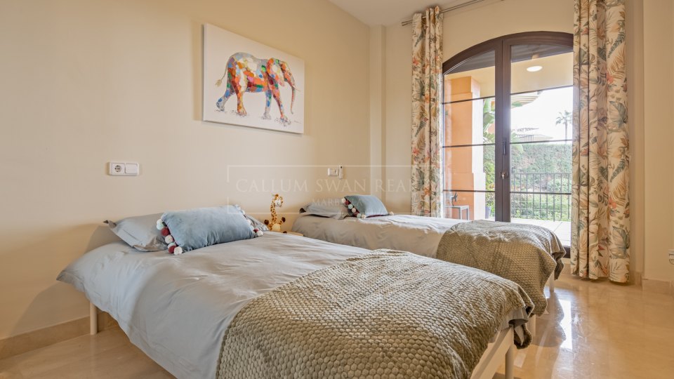 Benahavis, Apartamento de Jardín de Tres Dormitorios, Impecablemente Conservado, para Alquiler a Largo Plazo en La Finca, Los Arqueros