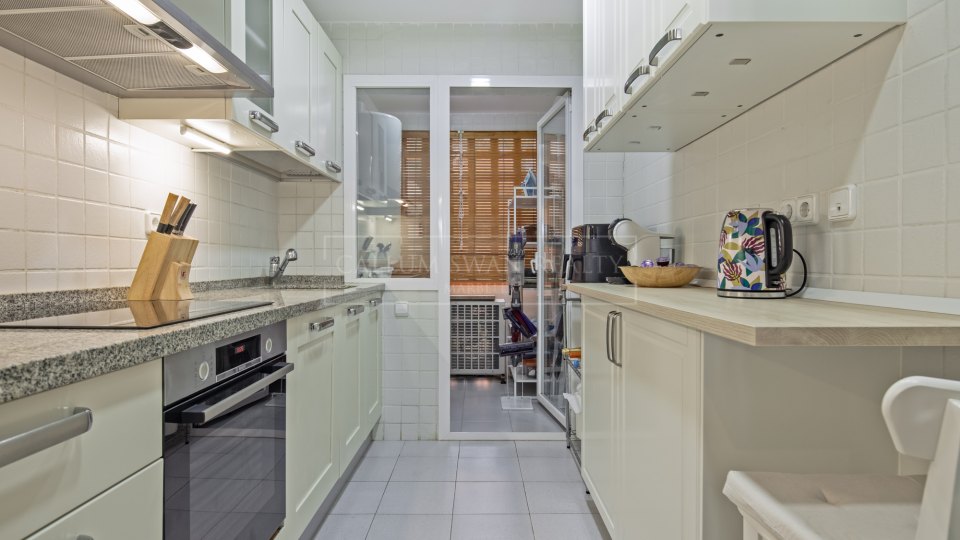 Benahavis, Apartamento de Jardín de Tres Dormitorios, Impecablemente Conservado, para Alquiler a Largo Plazo en La Finca, Los Arqueros
