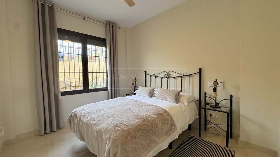 Benahavis, Apartamento de Jardín de Tres Dormitorios, Impecablemente Conservado, para Alquiler a Largo Plazo en La Finca, Los Arqueros