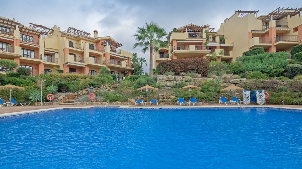 Benahavis, Apartamento de Jardín de Tres Dormitorios, Impecablemente Conservado, para Alquiler a Largo Plazo en La Finca, Los Arqueros