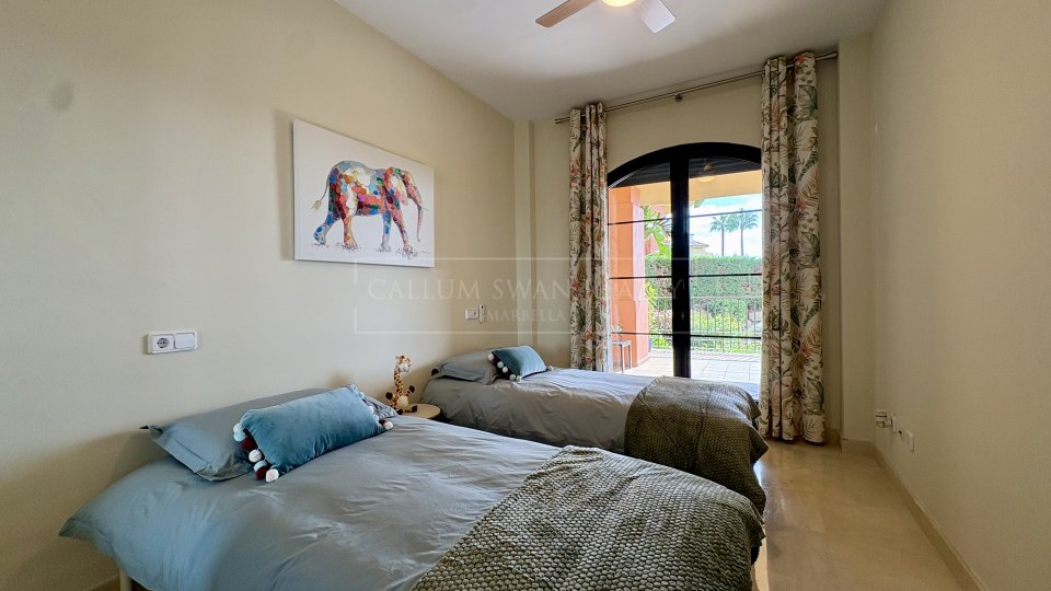 Benahavis, Apartamento de Jardín de Tres Dormitorios, Impecablemente Conservado, para Alquiler a Largo Plazo en La Finca, Los Arqueros