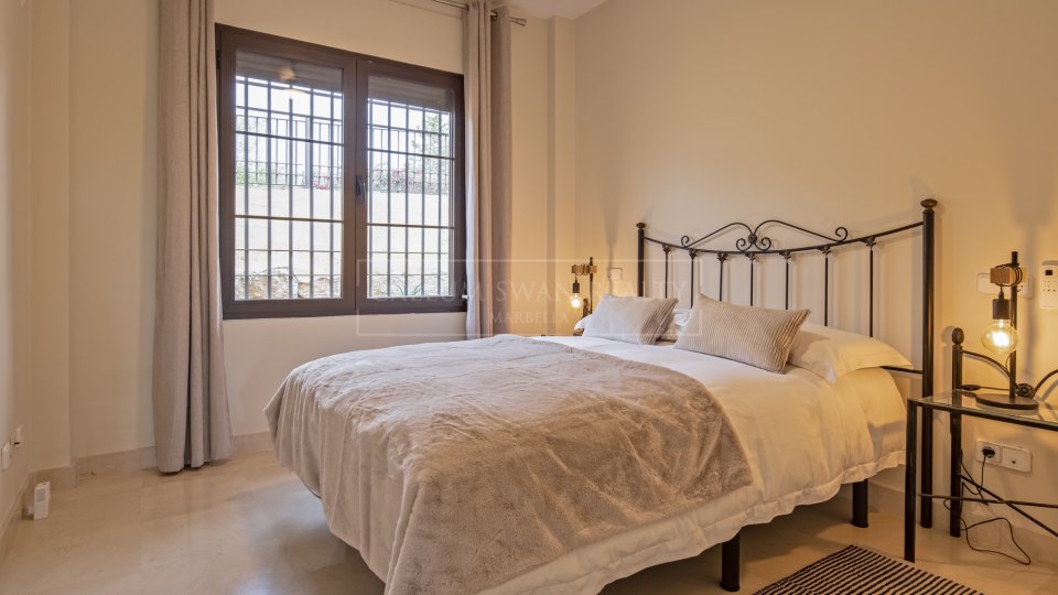 Benahavis, Apartamento de Jardín de Tres Dormitorios, Impecablemente Conservado, para Alquiler a Largo Plazo en La Finca, Los Arqueros