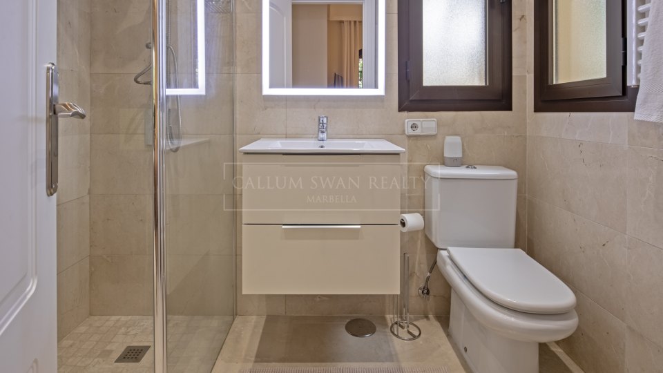 Benahavis, Apartamento de Jardín de Tres Dormitorios, Impecablemente Conservado, para Alquiler a Largo Plazo en La Finca, Los Arqueros
