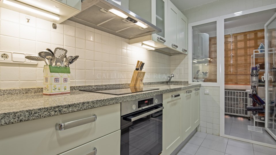 Benahavis, Apartamento de Jardín de Tres Dormitorios, Impecablemente Conservado, para Alquiler a Largo Plazo en La Finca, Los Arqueros