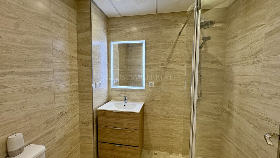 Benahavis, Apartamento de Jardín de Tres Dormitorios, Impecablemente Conservado, para Alquiler a Largo Plazo en La Finca, Los Arqueros