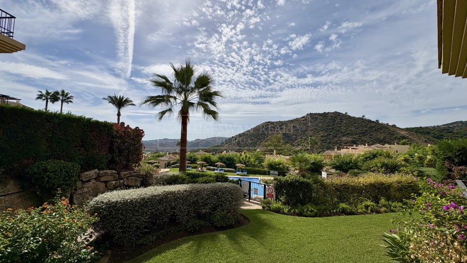 Benahavis, Apartamento de Jardín de Tres Dormitorios, Impecablemente Conservado, para Alquiler a Largo Plazo en La Finca, Los Arqueros