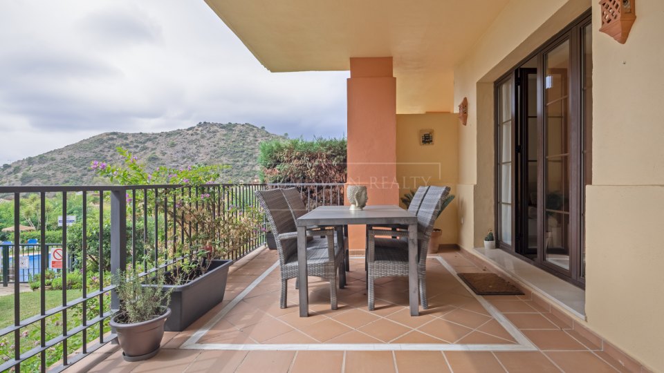 Benahavis, Apartamento de Jardín de Tres Dormitorios, Impecablemente Conservado, para Alquiler a Largo Plazo en La Finca, Los Arqueros