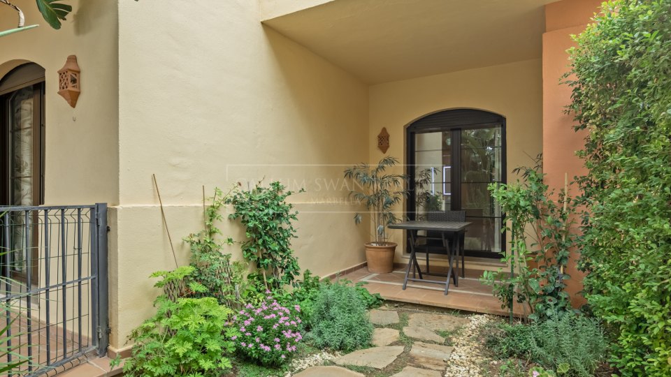 Benahavis, Apartamento de Jardín de Tres Dormitorios, Impecablemente Conservado, para Alquiler a Largo Plazo en La Finca, Los Arqueros
