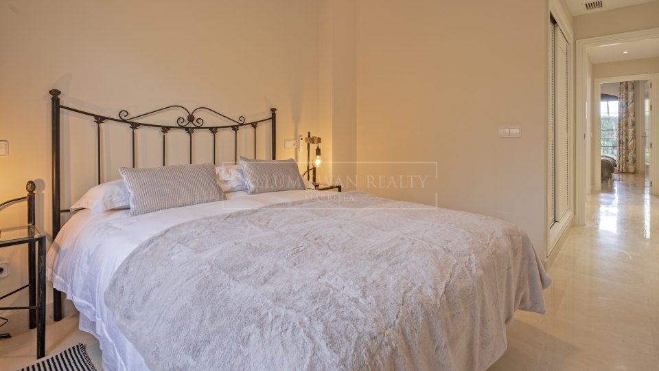 Benahavis, Apartamento de Jardín de Tres Dormitorios, Impecablemente Conservado, para Alquiler a Largo Plazo en La Finca, Los Arqueros