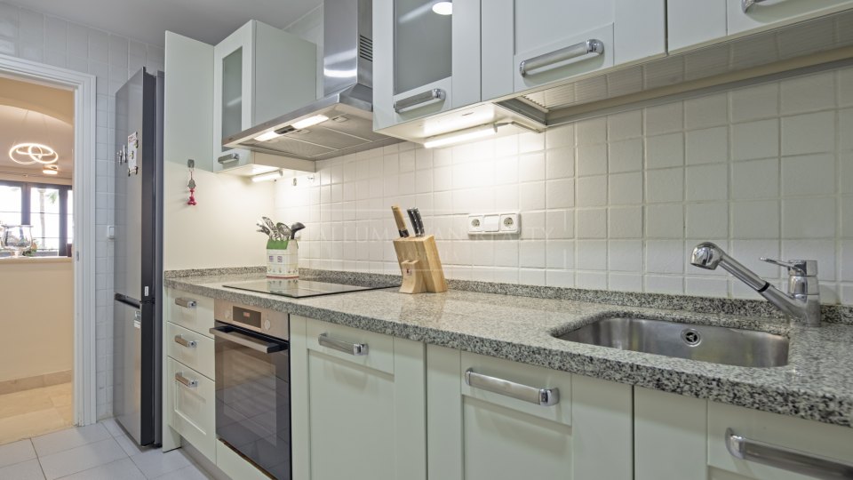 Benahavis, Apartamento de Jardín de Tres Dormitorios, Impecablemente Conservado, para Alquiler a Largo Plazo en La Finca, Los Arqueros