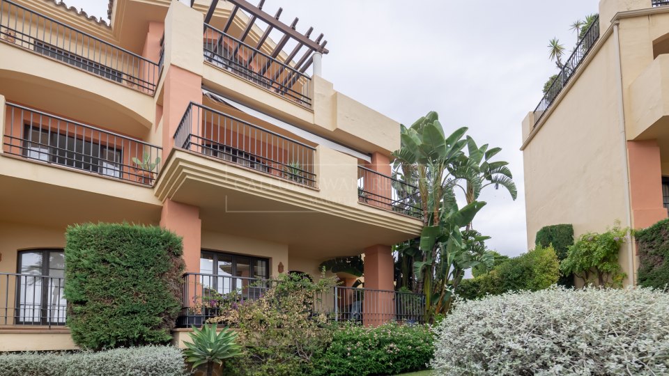 Benahavis, Apartamento de Jardín de Tres Dormitorios, Impecablemente Conservado, para Alquiler a Largo Plazo en La Finca, Los Arqueros