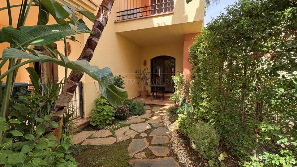 Benahavis, Apartamento de Jardín de Tres Dormitorios, Impecablemente Conservado, para Alquiler a Largo Plazo en La Finca, Los Arqueros