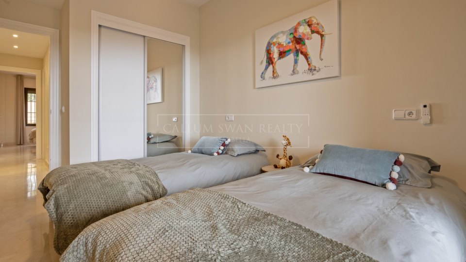 Benahavis, Apartamento de Jardín de Tres Dormitorios, Impecablemente Conservado, para Alquiler a Largo Plazo en La Finca, Los Arqueros