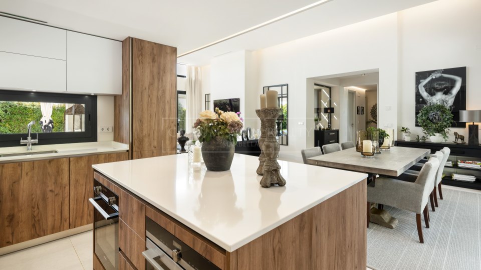 Nueva Andalucia, Villa Cinq Chambres dans la Vallée de Golf avec Vue sur la Mer à Nueva Andalucía