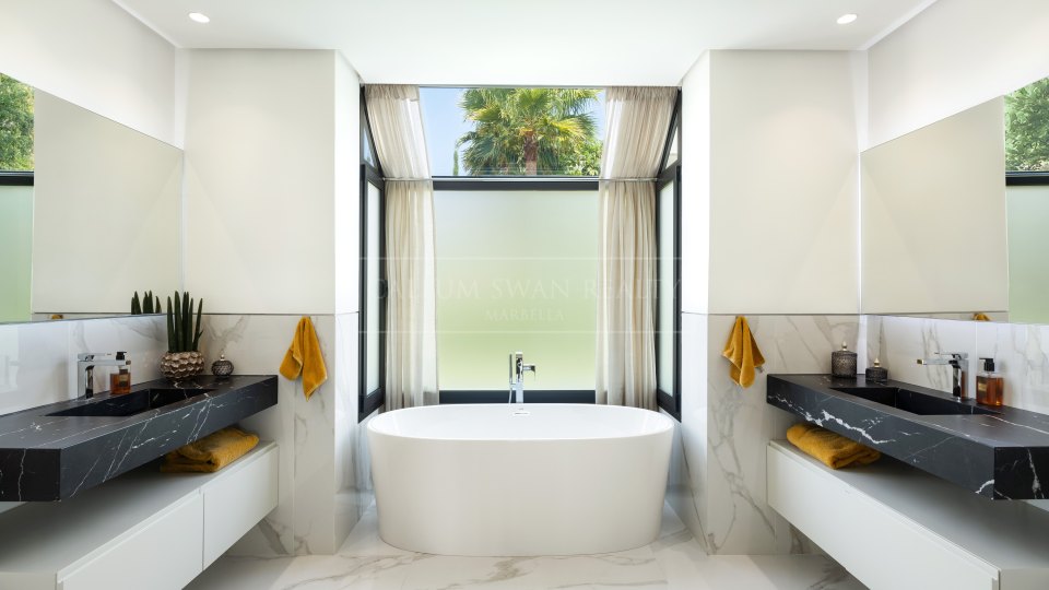 Nueva Andalucia, Villa Cinq Chambres dans la Vallée de Golf avec Vue sur la Mer à Nueva Andalucía