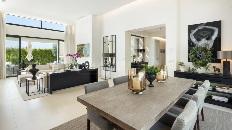 Nueva Andalucia, Villa Cinq Chambres dans la Vallée de Golf avec Vue sur la Mer à Nueva Andalucía