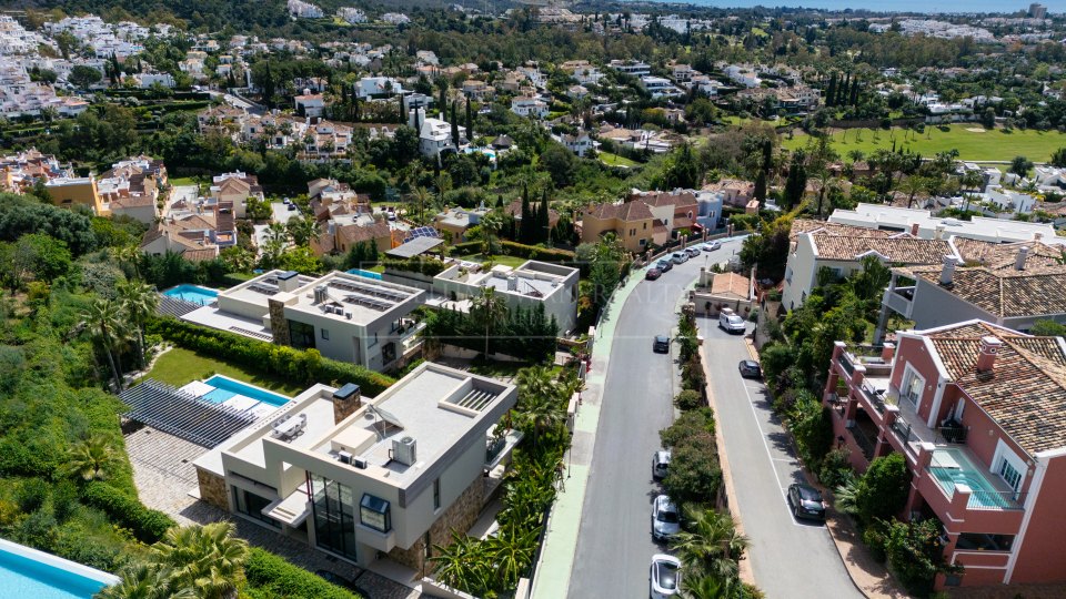 Nueva Andalucia, Villa Cinq Chambres dans la Vallée de Golf avec Vue sur la Mer à Nueva Andalucía