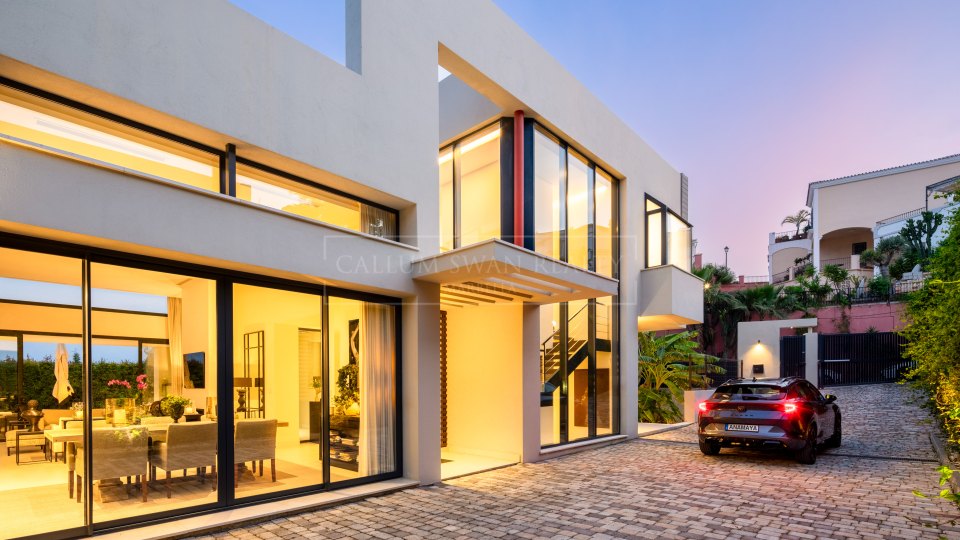 Nueva Andalucia, Villa Cinq Chambres dans la Vallée de Golf avec Vue sur la Mer à Nueva Andalucía