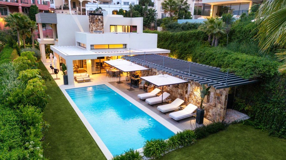 Nueva Andalucia, Villa Cinq Chambres dans la Vallée de Golf avec Vue sur la Mer à Nueva Andalucía